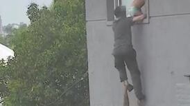 VIDEO | Vecinos rescatan a bebé que jugaba en una ventana de un segundo piso en Argentina
