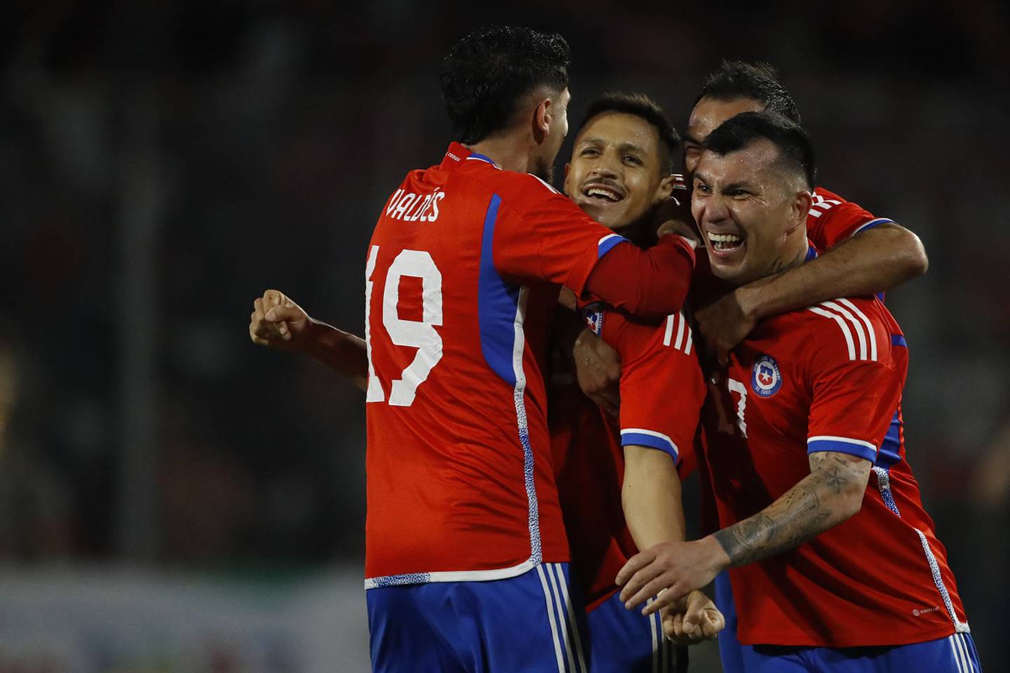 Jugadores de la Selección Chilena, en primer plano Alexis Sánchez y Gary Medel, celebran un gol.