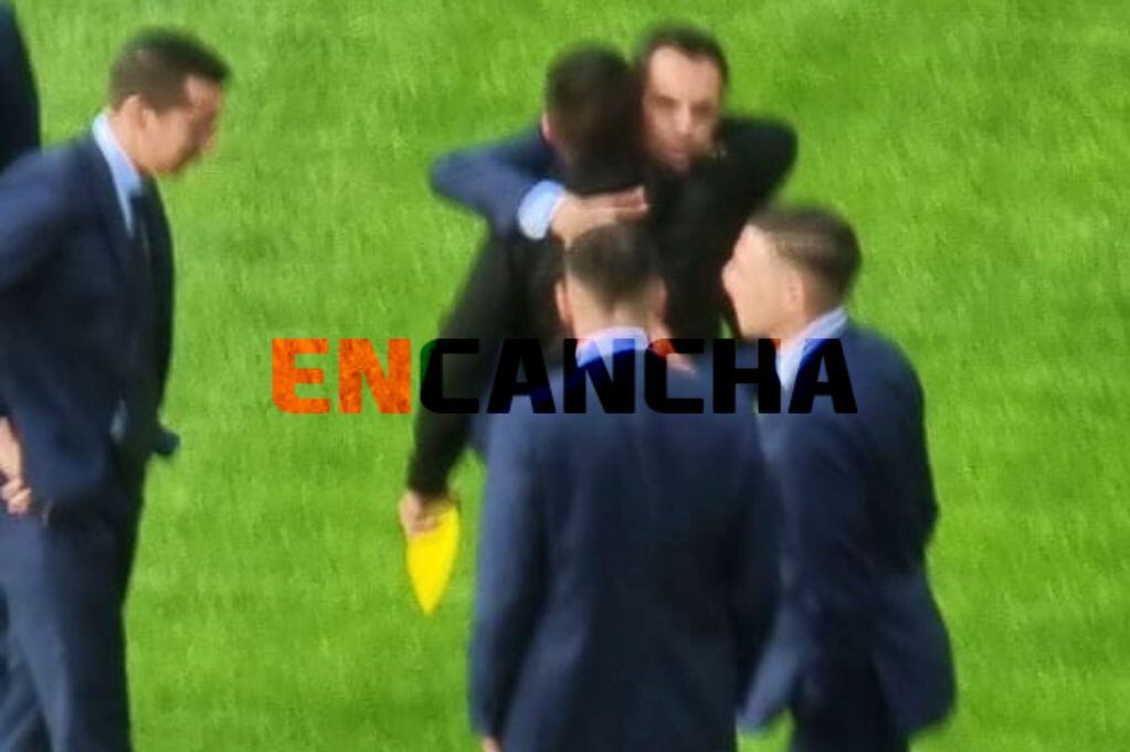 Francisco Caamaño dialogó largos minutos con sus ex colegas árbitros antes del duelo entre Coquimbo Unido y U. de Chile.