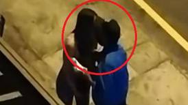 [VIDEO] Perú: policía detiene a una mujer para multarla pero terminó besándola