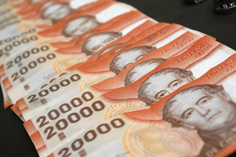 Billetes de 20.000 chilenos sobre una mesa