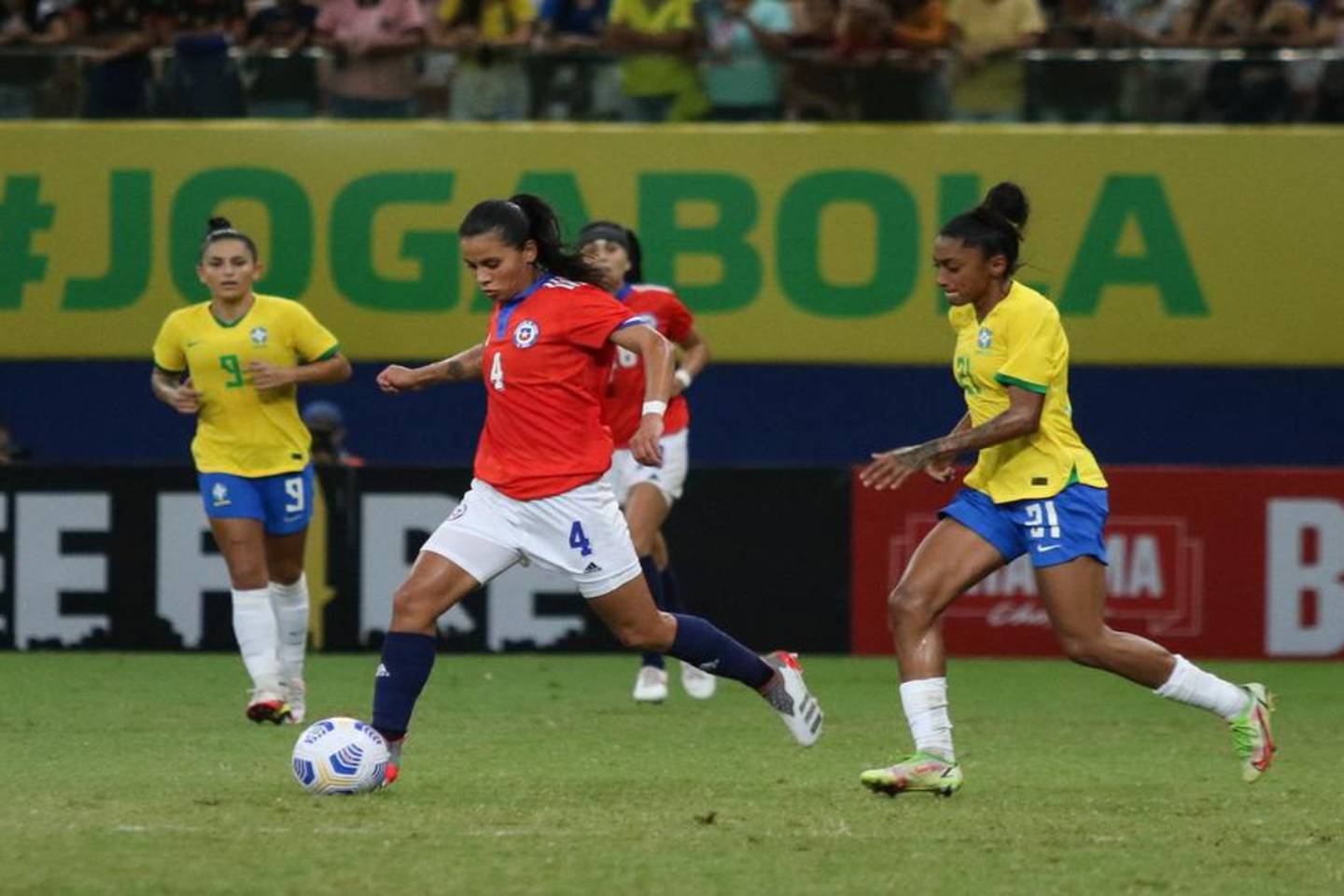 Francisca Lara, jugadora de la Selección Chilena, disputa el balón con una futbolista brasileña en un partido amistoso jugado en Manaos.