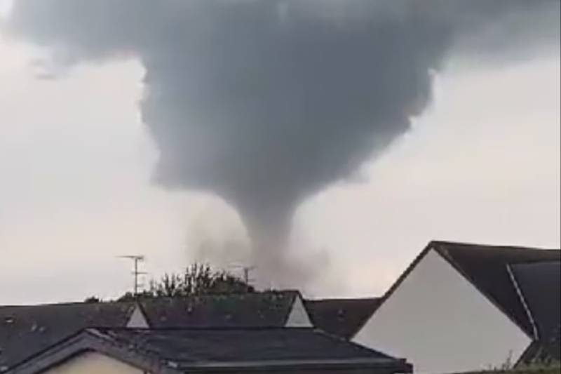 Tornado se aprecia sobre casas.