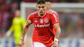 Carlos Palacios volvió a perder un "gallito" por ser considerado en el Inter de Porto Alegre