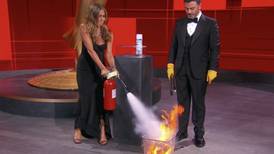 ¡Con extintor!: Así sanitizó los sobre de los Emmy Jennifer Aniston