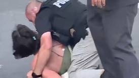 VIDEO | Policía tiró al suelo a mujer y le pegó cachetada en protesta de la Cumbre de las América