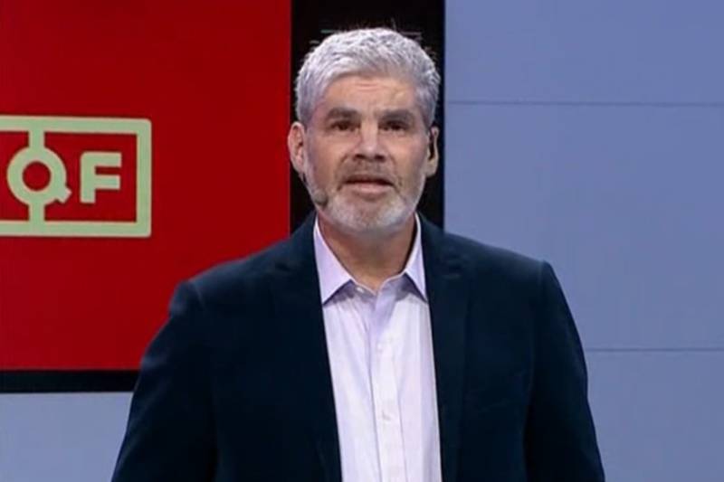 El periodista deportivo Juan Cristóbal Guarello de frente a la cámara de televisión.