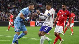La Roja hizo ver mal a Kylian Mbappé y en Francia no tienen piedad: “Vergonzoso”