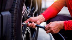 Tras polémico video de Shell: ¿Pueden las bencineras cobrar por echar aire a los neumáticos?