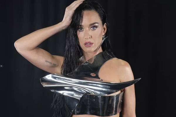 Katy Perry casi termina en topless tras bochorno con su vestuario en programa en vivo