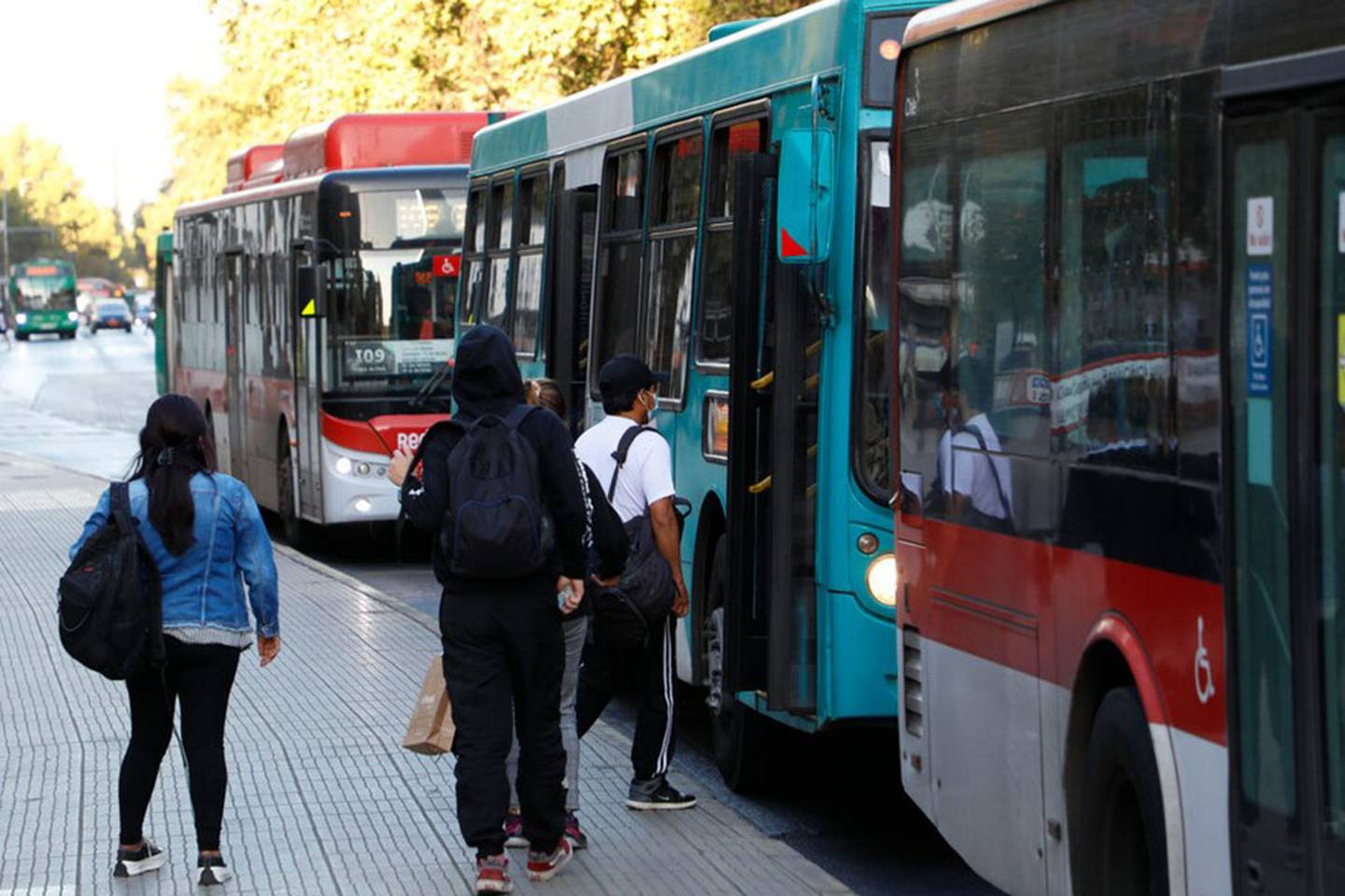 Tres personas toman el transporte público en Chile