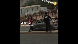 VIDEO | Violento enfrentamiento entre guardias de seguridad y un conductor: Rompieron su auto