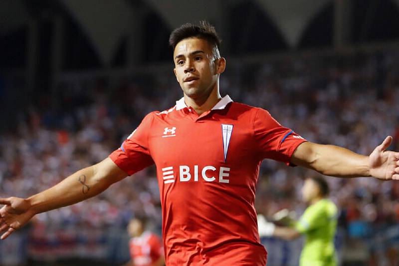 Alexander Aravena celebra un gol con la camiseta roja alternativa de Universidad Católica.
