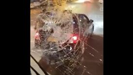 VIDEO | Descontrolado colectivero atacó a piedrazos una micro con pasajeros en Maipú tras protagonizar choque
