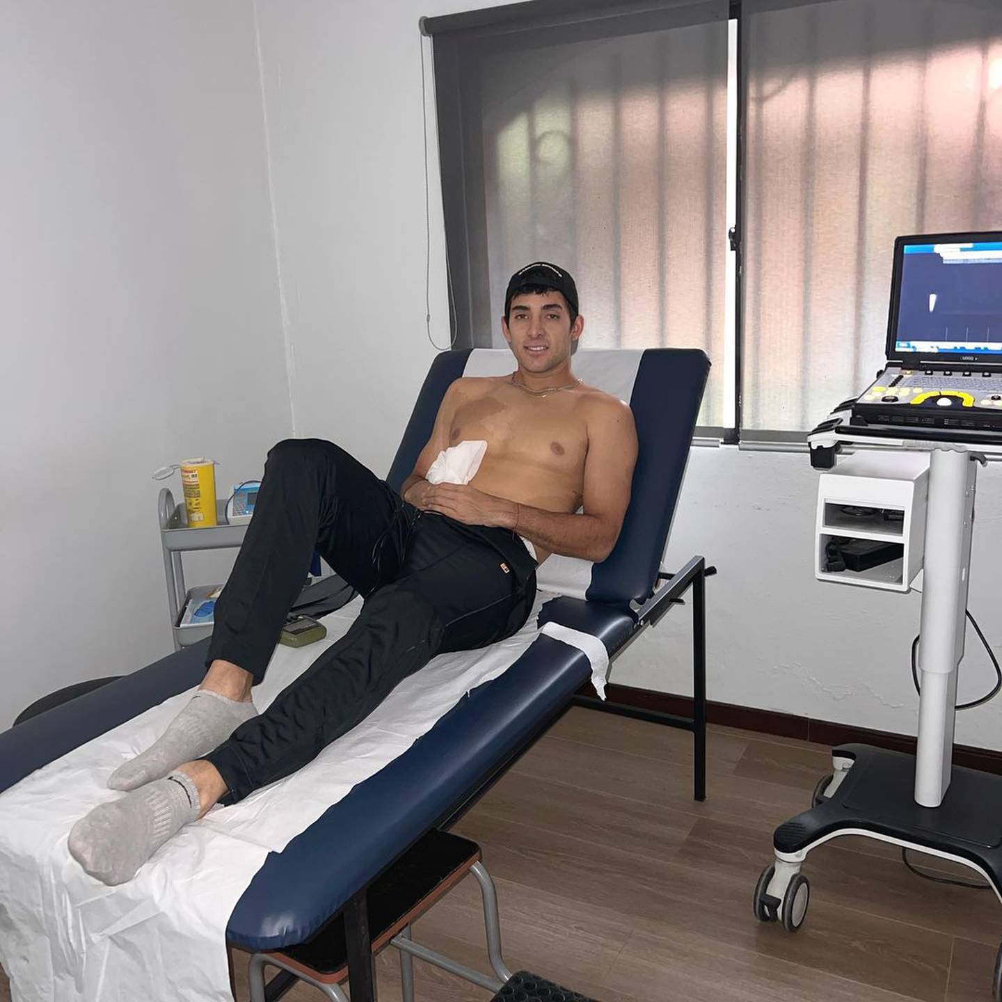 El tenista Cristian Garin en una camilla en un centro asistencial.