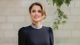 Reina Rania luce elegante vestido negro con detalles bordados en la boda de su hijo Hussein
