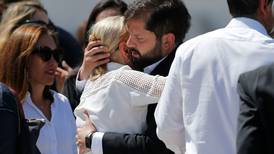 Muerte de Sebastián Piñera: Así fue el emotivo abrazo entre Gabriel Boric y Cecilia Morel