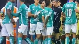 VIDEO | Con un chileno de testigo: registran grave agresión de un árbitro en la Liga MX de México