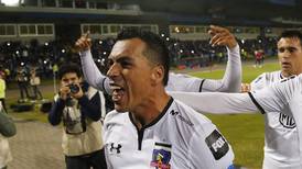 Esteban Paredes aplazaría su retiro para jugar seis meses más