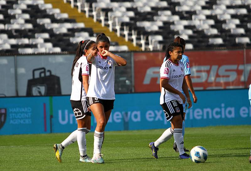 La futbolista María José Urrutia celebra un gol en el partido ante O'Higgins de Rancagua en el Estadio Monumental.