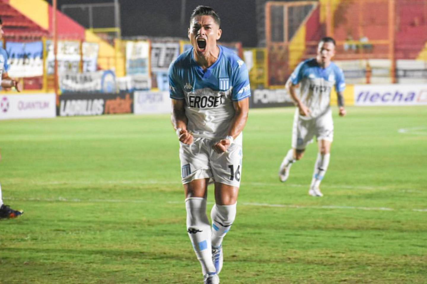 El futbolista Óscar Opazo gritando un gol con Racing de Avellaneda en Argentina.