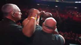 Hubo que separarlos: Derrick Lewis y Ciryl Gane protagonizaron intenso careo previo a su combate en la UFC 265