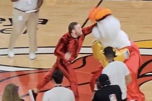 VIDEO | Conor McGregor aniquiló a la mascota de Miami Heat en las Finales de la NBA