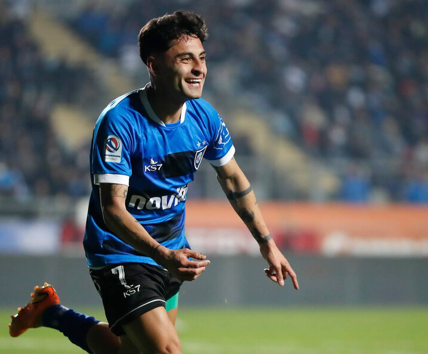Javier Altamirano  en primer plano festeja un gol con la camiseta de Huachipato.