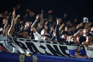 FOTOS | Hinchas de Colo Colo muestran y rompen billetes para burlarse de fanáticos de Boca Juniors
