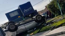 VIDEO | Descompensación por clonazepam: Conductora volcó en auto tras chocar contra cierre perimetral en Arica