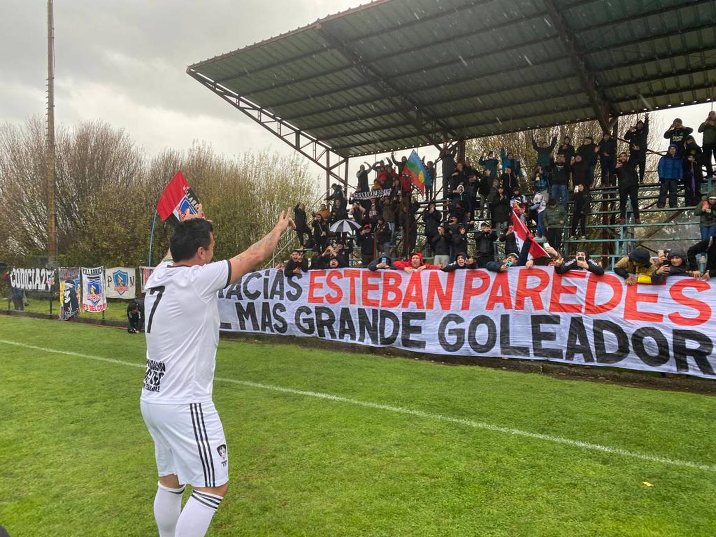 Esteban Paredes en primer plano recibe el cariño de hinchas de Colo Colo en el estadio de Villarrica.