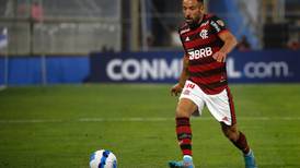 Hinchas del Flamengo barrieron el piso con Mauricio Isla tras su autogol ante la UC en Copa Libertadores