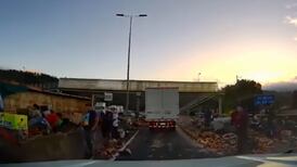 VIDEO | Camión lleno de frutas se vuelca en la Ruta 5 Sur