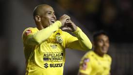Humberto Suazo brilla en la Primera B y en México no lo olvidan
