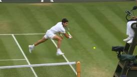 VIDEO | ¡Pasó entre el poste y el umpire! El increíble punto de Carlos Alcaraz en Wimbledon