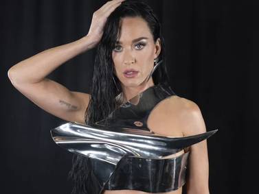 Katy Perry casi termina en topless tras bochorno con su vestuario en programa en vivo