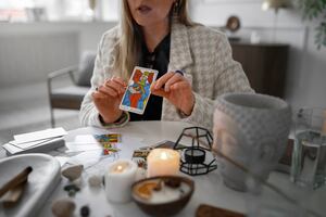 ¿Cómo se relaciona el Tarot con ciertos elementos de la psicología?