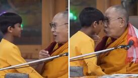 VIDEO| Acusan al Dalai Lama de abuso infantil por besar a niño en la boca
