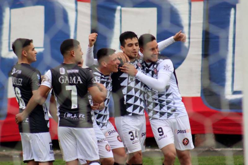 Jugadores de Deportes Limache celebran un gol durante el partido ante Deportes Linares, por la Segunda División.