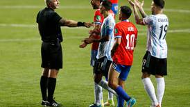 Les costó caro: Conmebol suspendió por 4 meses a los asistentes del partido de Chile con Argentina