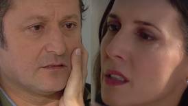 "No quiero volver a alejarme de ti": Luz Valdivieso y Daniel Alcaíno protagonizaron su primer apasionado beso en "Hasta encontrarte"