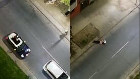 VIDEO | Mujer cayó desde el techo de su auto tras desesperado intento por frustrar robo 