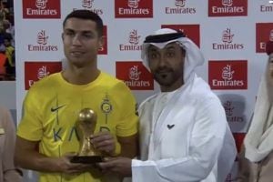 Fanáticos de Lionel Messi se burlan de Cristiano Ronaldo por recibir una “mini Copa del Mundo” en Al Nassr