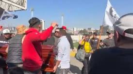 VIDEO | Invasión Monumental: Centenar de hinchas de Colo Colo ingresó violentamente al estadio a realizar cortejo fúnebre