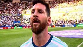 Hinchas argentinos en picada con Lionel Messi por cantar el himno patrio