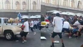 VIDEO | Comerciantes ambulantes agreden a carabineros y fiscalizadores municipales en Plaza de Armas de Santiago