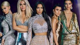 "Esta familia es desconcertante”: Kim Kardashian es acusada de usar photoshop en su foto familiar de Navidad