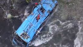 VIDEO | Seis personas muertas por caída de un bus desde un puente al río Lérez en España