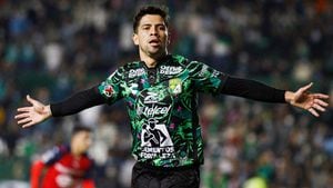 Increíble: Víctor Dávila anota dos goles en un minuto