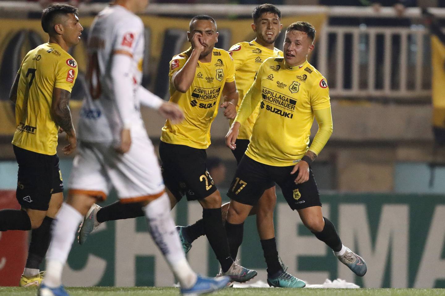 Los jugadores de San Luis de Quillota festejan un gol ante Cobreloa en la Primera B.